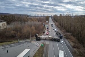 A semi-truck collision on the highway leaves bystanders wondering, “What facts should I know about semi-truck crashes?”