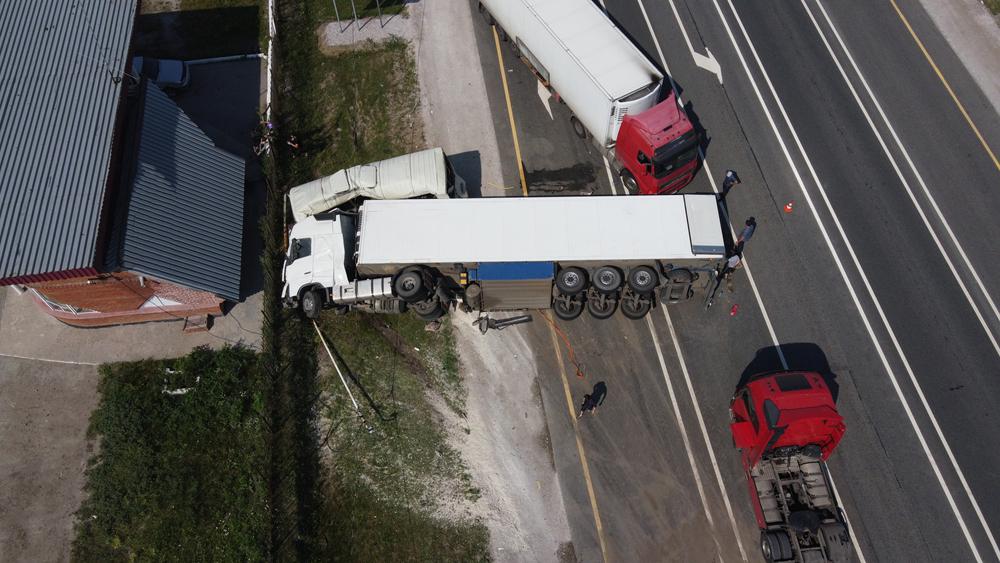 Aerial view of a jackknifed delivery truck accident, a common cause of Amazon delivery truck accident lawsuits in Indianapolis